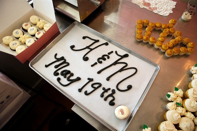 © Reuters. متجر حلوى في واشنطن يحتفل بزفاف الأمير هاري بتقديم "كعك ملكي"