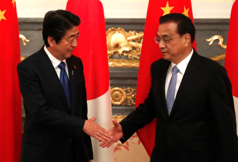 © Reuters. Chinese Premier Li Keqiang shakes hands with Japan's Prime Minister Shinzo Abe at the start of their bilateral talks in Tokyo