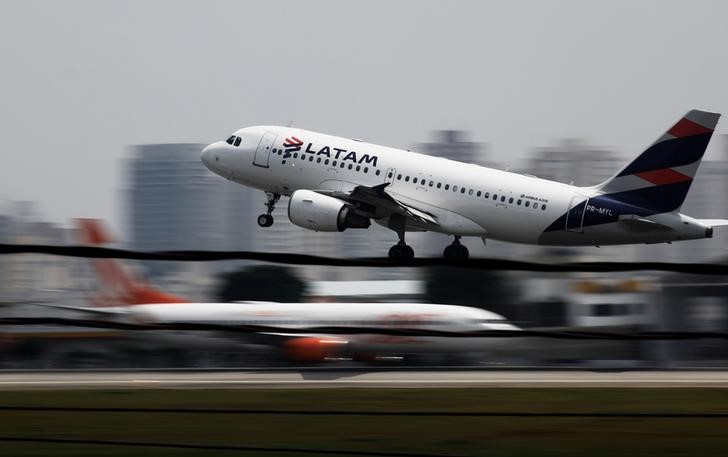 © Reuters. Aeronave da Latam decola do aeroporto de Congonhas em São Paulo
