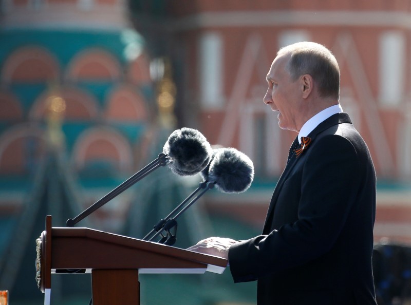 © Reuters. بوتين يشهد في الميدان الأحمر عرضا عسكريا "لأسلحة لا تقهر"
