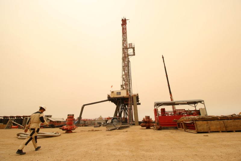 © Reuters. A worker walks at the Sindbad oil field near the Iraqi-Iranian border in Basra