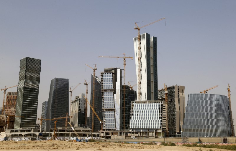 © Reuters. mebFILE PHOTO: View shows the construction of the King Abdullah Financial District, in Riyadh
