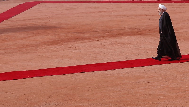 © Reuters. FILE PHOTO: Iranian President Hassan Rouhani inspects an honour guard during his ceremonial reception in New Delhi