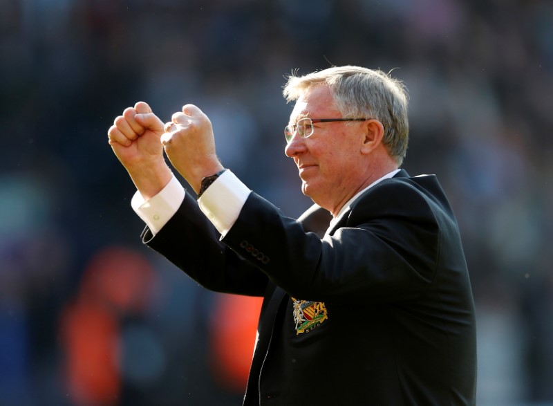 © Reuters. Alex Ferguson sale de la UCI tras sufrir una hemorragia cerebral, dice Manchester United