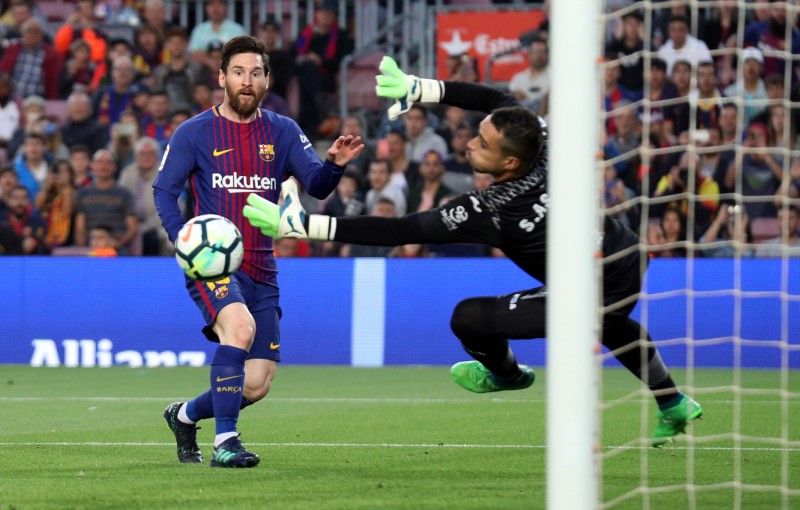 © Reuters. El Barcelona golea a Villarreal, camino de ser campeón invicto