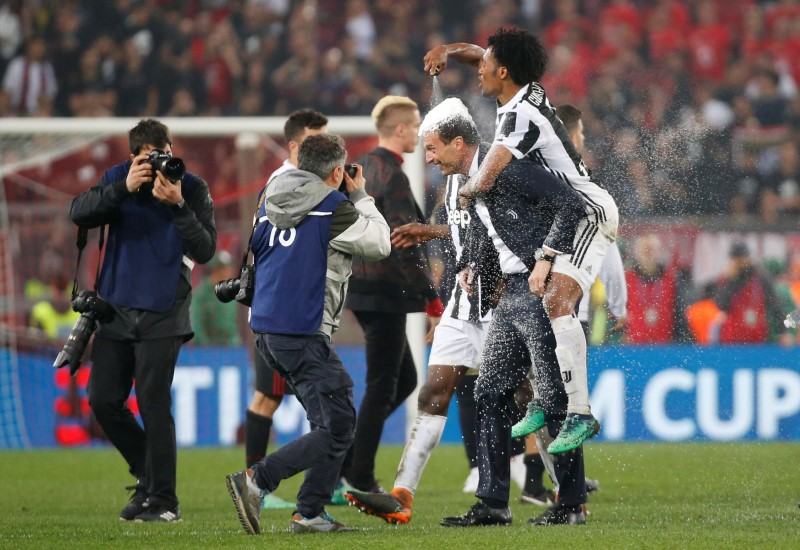 © Reuters. La Juventus aplasta al Milan y gana la Copa Italia por cuarto año consecutivo