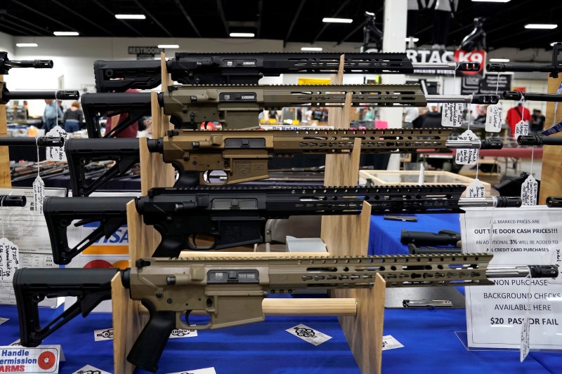 © Reuters. AR-15 rifles are displayed for sale at the Guntoberfest gun show in Oaks, Pennsylvania