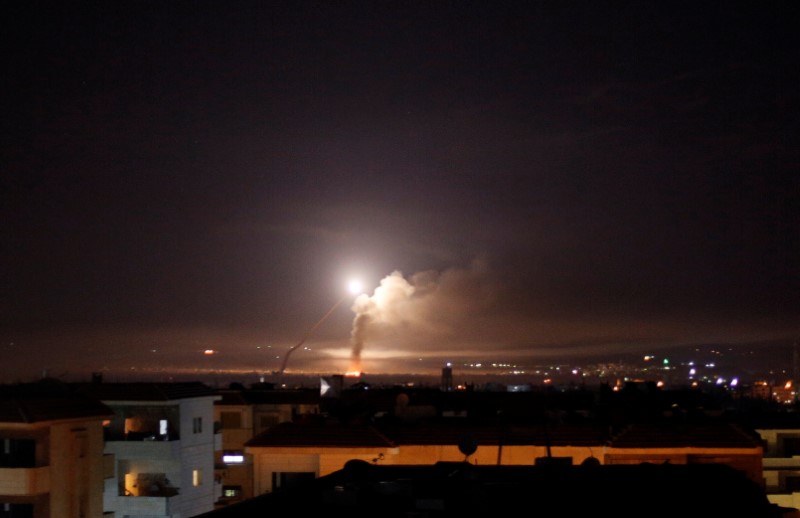 © Reuters. إعلام رسمي: الصواريخ الإسرائيلية أصابت مواقع دفاع جوي سورية ورادارا