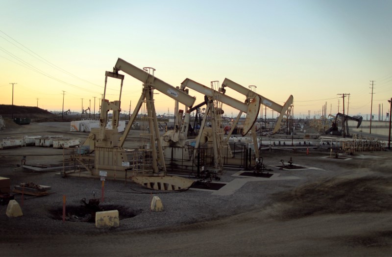 © Reuters. FILE PHOTO: Oil rig pumpjacks extract crude from the Wilmington Field oil deposits area where Tidelands Oil Production Company operates near Long Beach, California