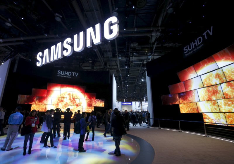 © Reuters. FILE PHOTO: "Quantum Dot" SUHD televisions are displayed at the Samsung Electronics booth during the 2016 CES trade show in Las Vegas