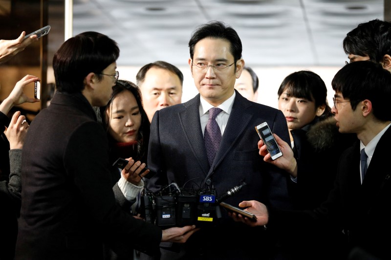 © Reuters. FILE PHOTO - Samsung Group chief, Jay Y. Lee, is surrounded by media as he arrives at the Seoul Central District Court in Seoul