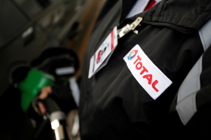 © Reuters. FILE PHOTO: Logo of French oil giant Total is seen on the uniform of an employee at its first gas station in Mexico City
