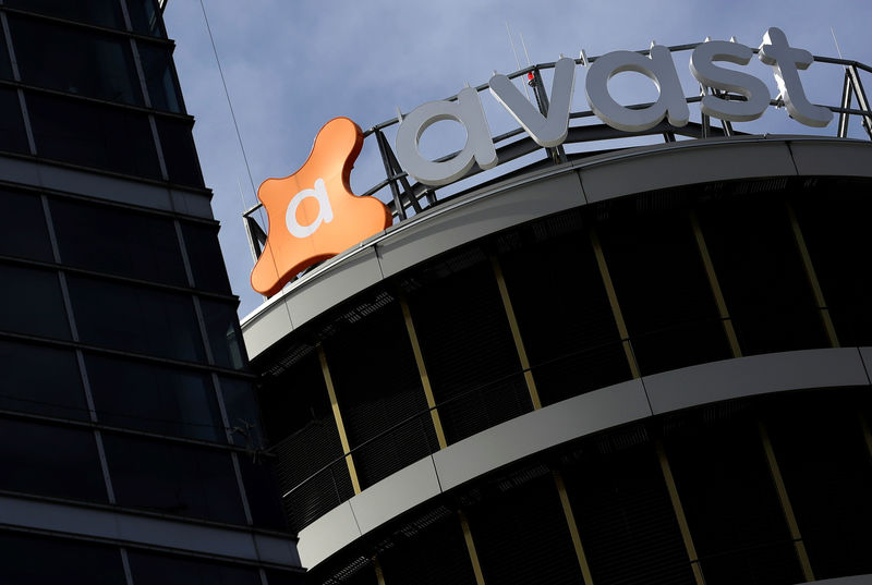 © Reuters. FILE PHOTO - The logo of Avast Software company is seen at its headquarters in Prague