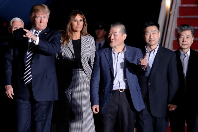 © Reuters. ترامب يستقبل ثلاثة أمريكيين بعد إفراج بيونجيانج عنهم