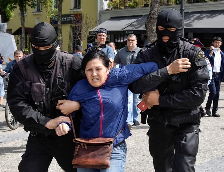 © Reuters. شرطة قازاخستان تعتقل عشرات في احتجاجات مناهضة للحكومة