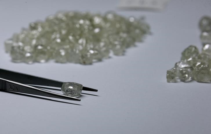 © Reuters. FILE PHOTO: Diamonds are displayed during a visit to the De Beers Global Sightholder Sales (GSS) in Gaborone, Botswana
