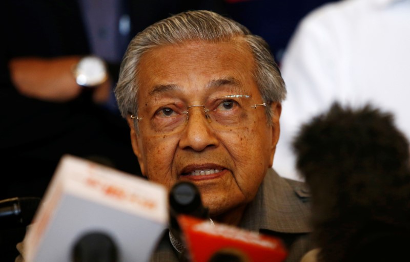 © Reuters. قصر السلطان: دعوة مهاتير محمد لتشكيل الحكومة الماليزية الجديدة