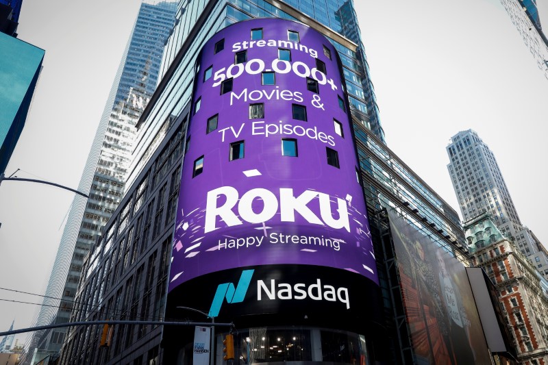 © Reuters. A video sign displays the logo for Roku Inc, a Fox-backed video streaming firm, in Times Square after the company's IPO at the Nasdaq Market in New York