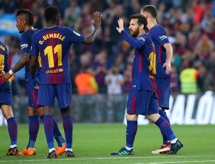 © Reuters. برشلونة يلعب في جنوب أفريقيا وديا في ذكرى مئوية مانديلا