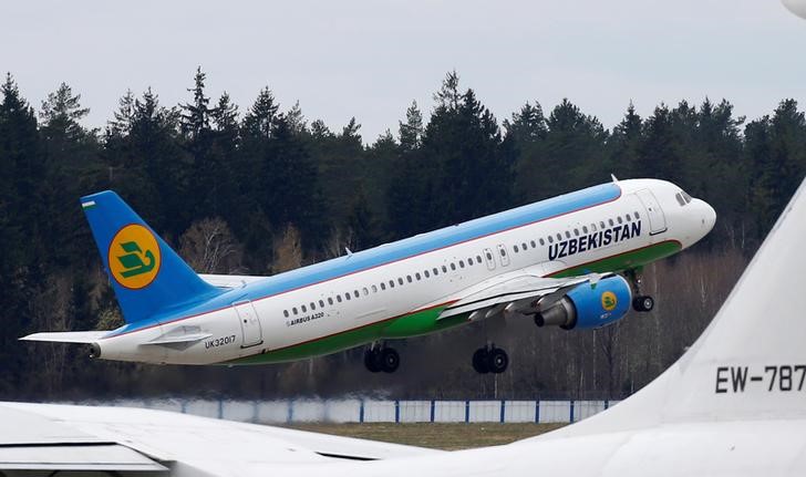 © Reuters. Самолет Airbus A320 авиакомпании Uzbekistan Airways во время вылета из Национального аэропорта Минск