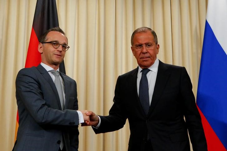 © Reuters. Russian Foreign Minister Lavrov and his German counterpart Maas shake hands following a joint news conference in Moscow