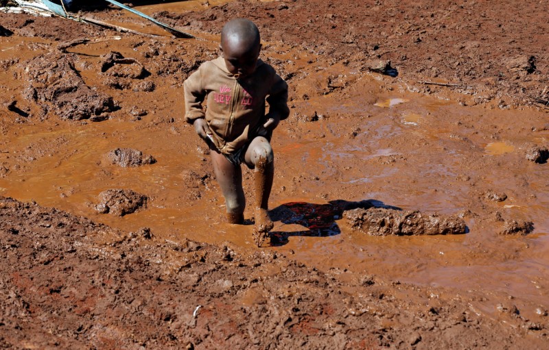 © Reuters. ارتفاع عدد قتلى فيضان سد في كينيا إلى 47 شخصا