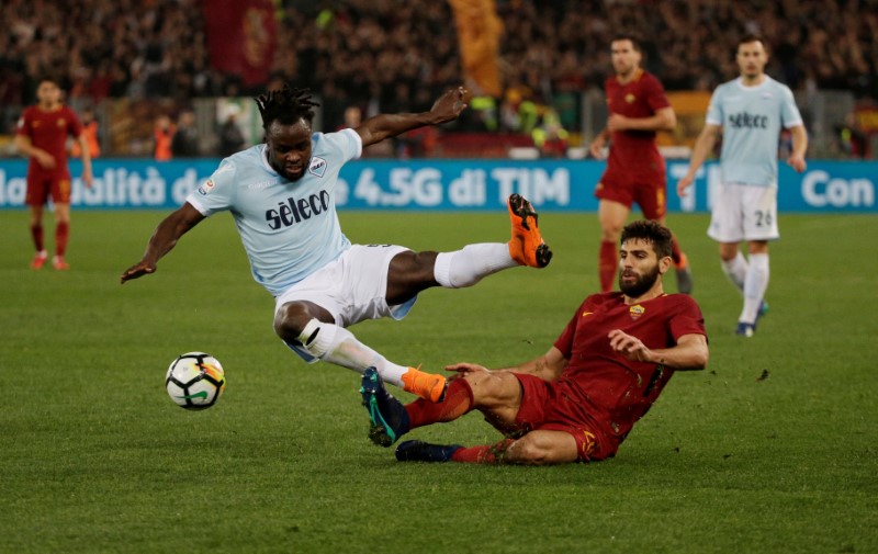 © Reuters. Un momento di Lazio vs AS Roma, partita valida per il campionato di calcio di serie A