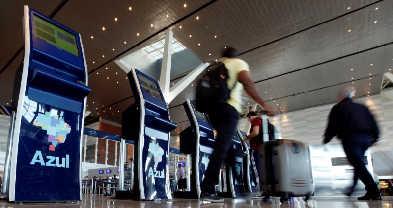 © Reuters. Pessoas fazem check-in em guichês de auto-atendimento da Azul no aeroporto de Viracopos, em Campinas