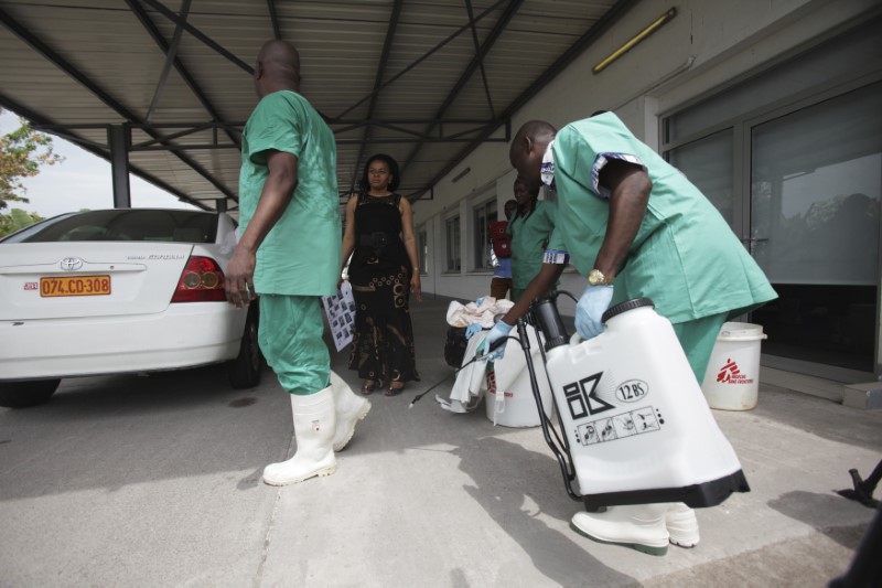 © Reuters. Agentes de saúde congoleses em Kinshasa