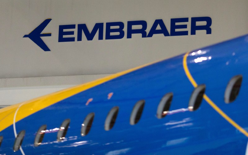 © Reuters. FILE PHOTO: The logo of Brazilian planemaker Embraer SA is seen at the company's headquarters in Sao Jose dos Campos