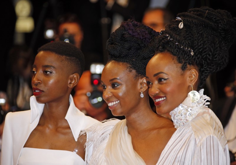 © Reuters. Diretora Wanuri Kahiu posa com atrizes Sheila Munyiva e Samantha Mugatsia em Cannes