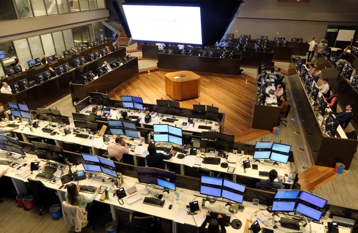 © Reuters. Operadores na Bovespa, no centro de São Paulo