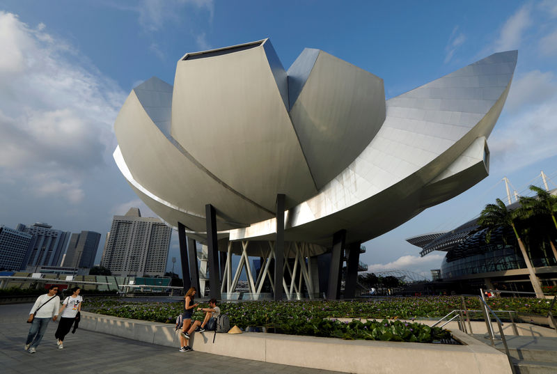 © Reuters. FILE PHOTO: People walk past the ArtScience Museum in Singapore