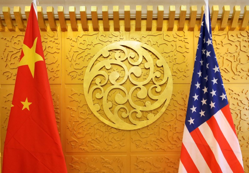 © Reuters. Chinese and U.S. flags are set up for a meeting during a visit by U.S. Secretary of Transportation Elaine Chao at China's Ministry of Transport in Beijing