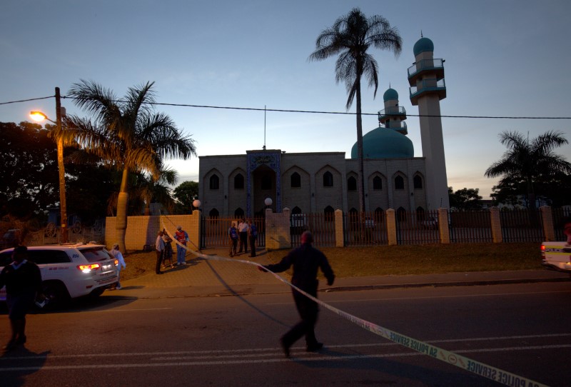 © Reuters. مقتل شخص في هجوم على مصلين بمسجد في جنوب أفريقيا