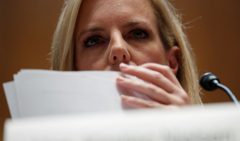 © Reuters. صحيفة: وزيرة الأمن الداخلي الأمريكية كادت أن تستقيل