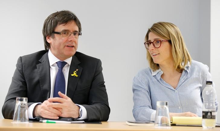 © Reuters. Elsa Artadi and former Catalan leader Carles Puigdemont attend a meeting of Catalan political leaders in Berlin