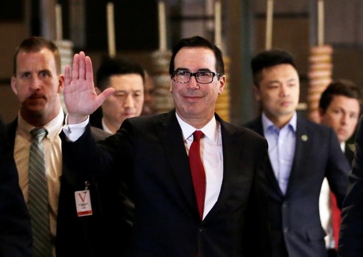 © Reuters. U.S. Treasury Secretary Steven Mnuchin, a member of the U.S. trade delegation to China, waves to the media as he returns to a hotel in Beijing