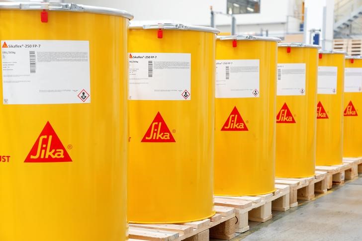 © Reuters. Logo of the company is seen on barrels at the plant of Swiss chemical group Sika in Duedingen
