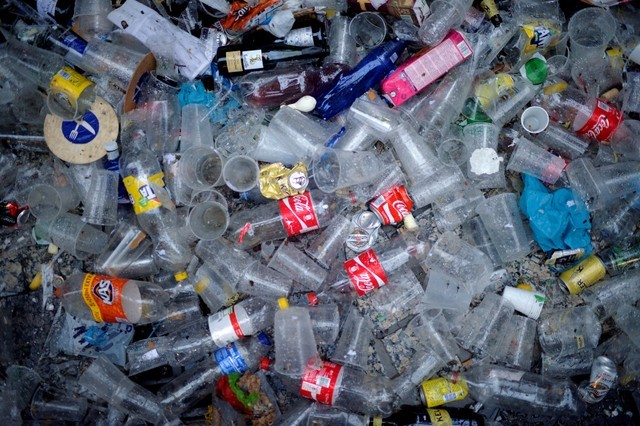 © Reuters. FILE PHOTO: Plastic and glass waste lies on the ground during the Tamborrada in the Basque coastal town of San Sebastian