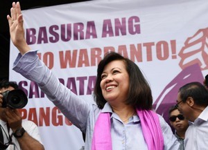 © Reuters. المحكمة العليا في الفلبين تعزل رئيستها "عدوة" دوتيرتي