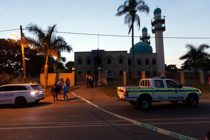 © Reuters. شرطة جنوب أفريقيا تحقق في فرضية "التطرف" في الهجوم على مسجد