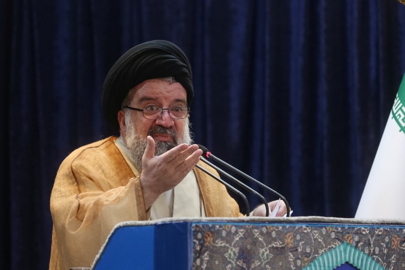 © Reuters. رجل دين إيراني: إذا تصرفت إسرائيل بحماقة فسيتم تدمير تل أبيب وحيفا