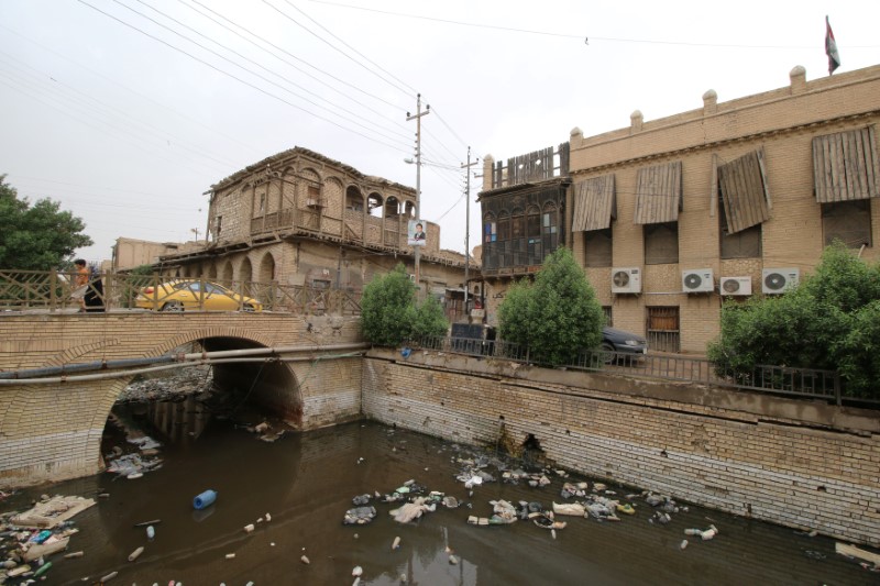 © Reuters. Waste dumped in the river near one of the ancient historic houses dated back to the time of Ottomans in the old downtown of Basra