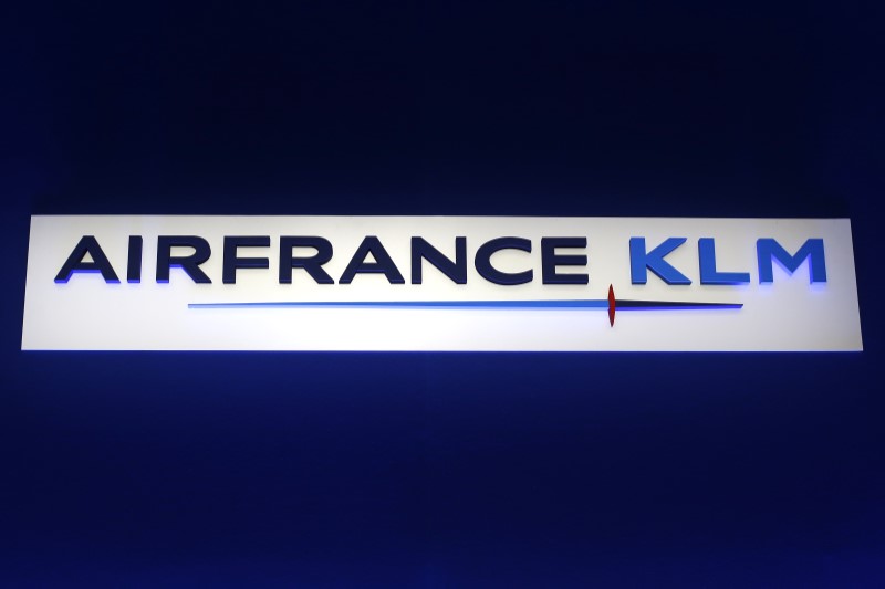 © Reuters. FILE PHOTO: The logo of Air France-KLM is seen during the company's 2014 First-Half results presentation in Paris