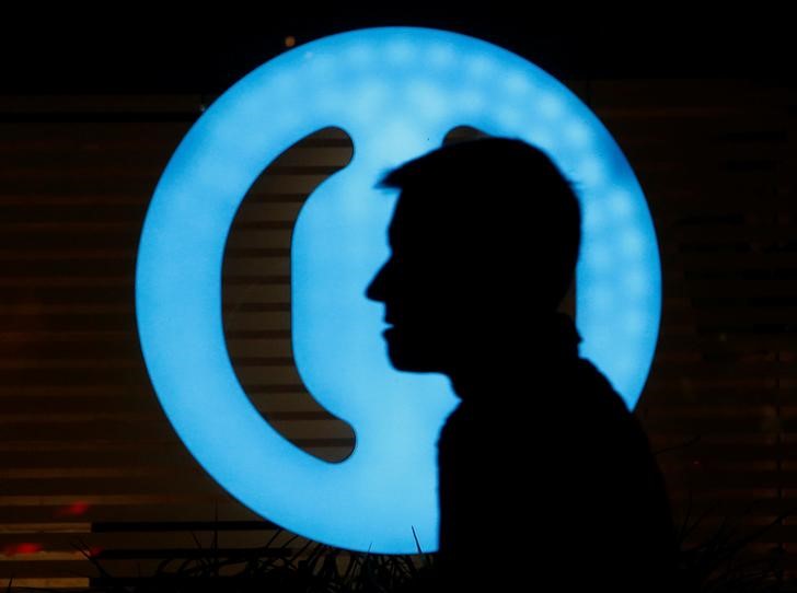 © Reuters. Мужчина на фоне логотипа банка ФК Открытие