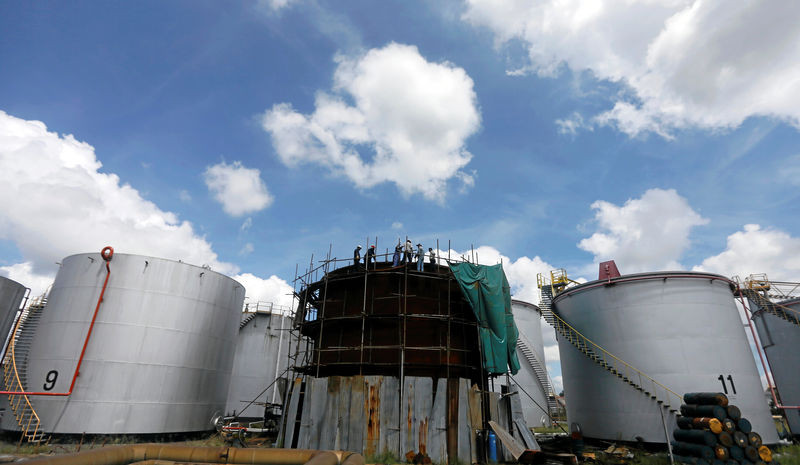 © Reuters. Танкер на нефтеперерабатывающем заводе Sapugaskanda компании Ceylon Petroleum Corporation (CPS) в Коломбо, Шри-Ланка