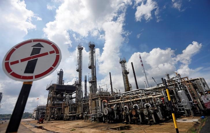 © Reuters. Нефтеперерабатывающий завод Sapugaskanda компании Ceylon Petroleum Corporation (CPS) в Коломбо