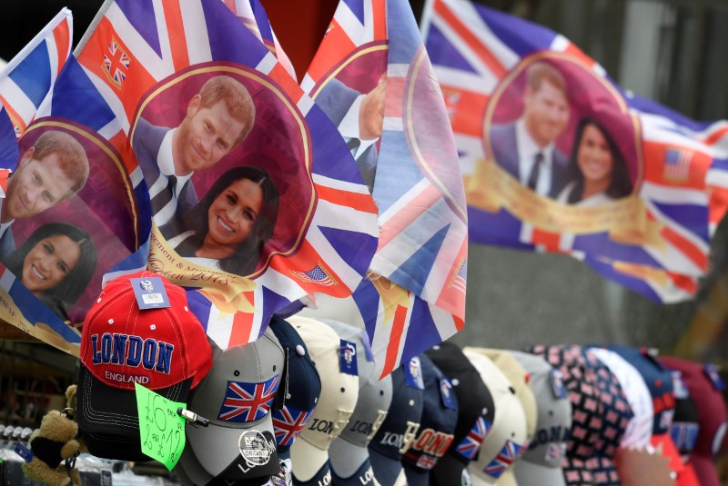 © Reuters. Bandeiras à venda fazem menção a casamento do príncipe Harry com atriz Meghan Markle em rua de Londres