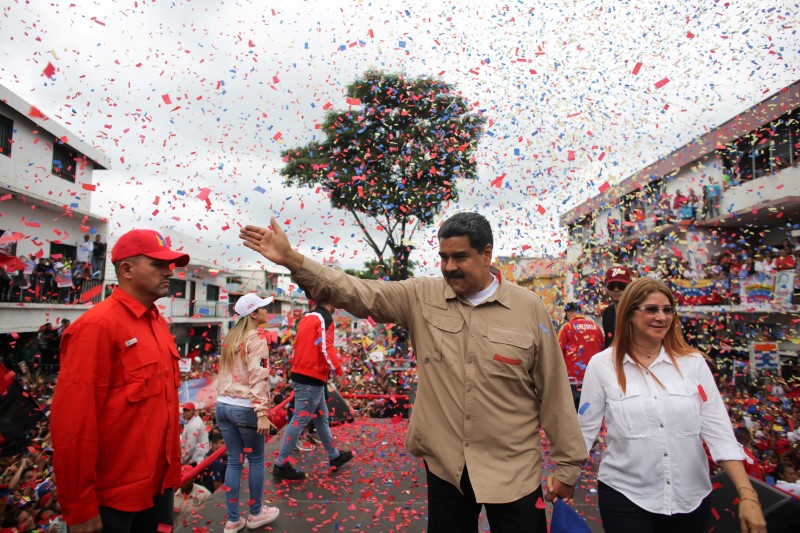 © Reuters. Presidente da Venezuela, Nicolás Maduro, acena a simpatizantes ao lado de sua mulher, Cilia Flores, durante comício em Caracas